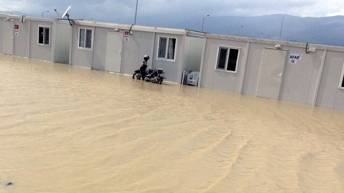 Hatay'da şiddeli yağış, hayatı felç etti