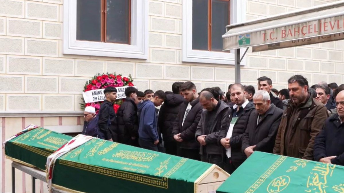 İstanbul'da annesi ve kardeşini öldüren adamın tabutuna sırtlarını döndüler