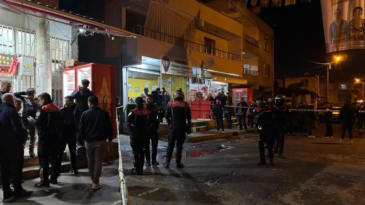 Diyarbakır'da uyuşturucuyla mücadele derneğinde silahlar patladı: 2 yaralı