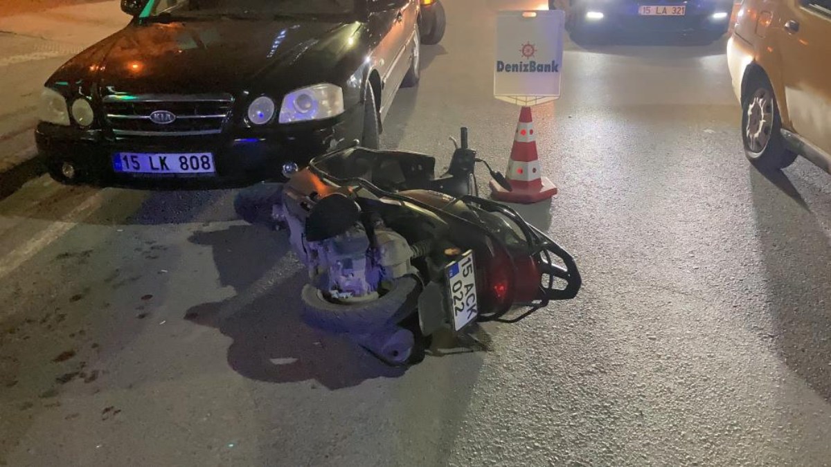 Burdur’da otomobile çarpan motosikletli ağır yaralandı