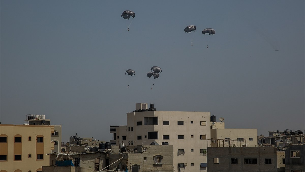 Saldırı altındaki Gazze'ye havadan yardım malzemesi indirildi