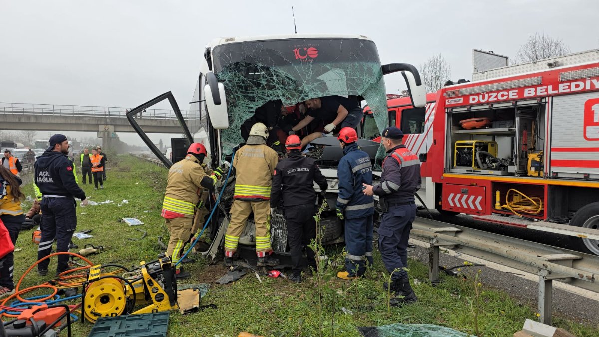Düzce'de yolcu otobüsü kaza yaptı: 17 kişi yaralandı