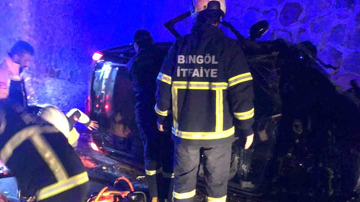 Bingöl'de duvara çarpan otomobildeki 2 kişi can verdi
