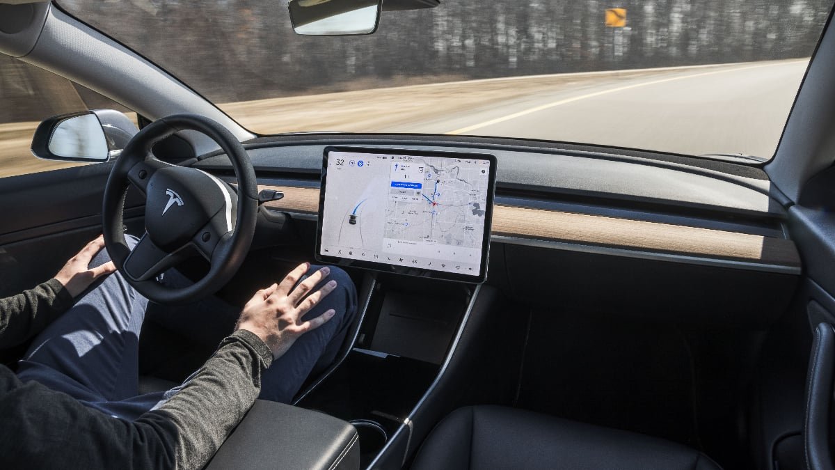 Tesla, tam otonom sürüşü ücretsiz olarak herkese açıyor