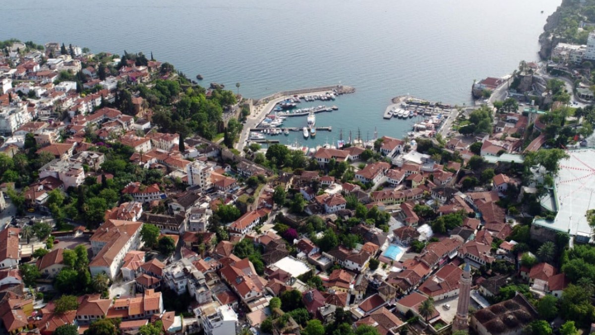 Antalya'da 83 seçmen, 3 muhtar adayı için oy kullanacak