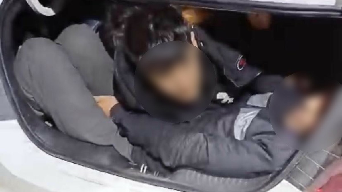 Elazığ'da otomobil bagajında 3 kaçak göçmen bulundu