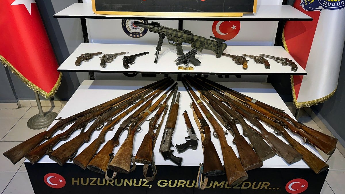 Adana'da barda 25 ruhsatsız silah ele geçirildi