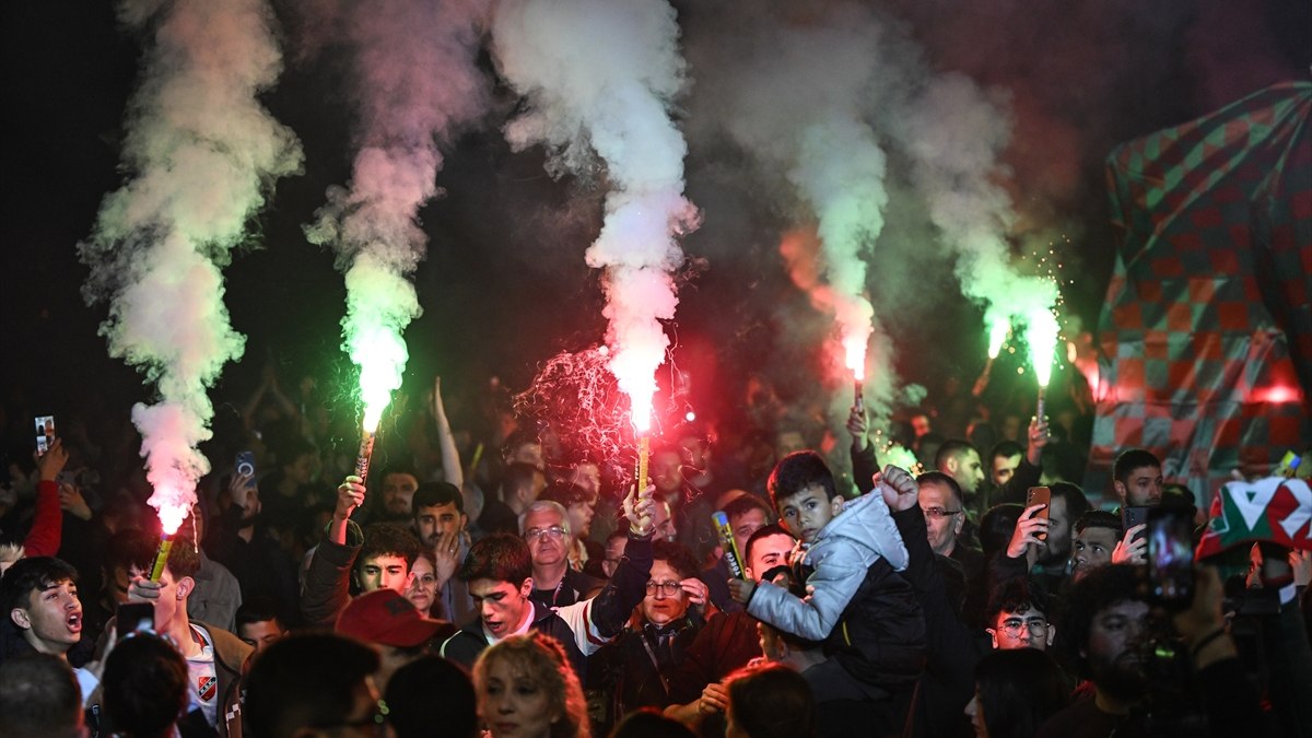 Karşıyaka, stadyum için taraftar mitingi gerçekleştirdi