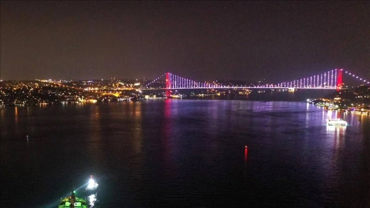 İstanbul Boğazı'nda gemi trafiğine arıza engeli