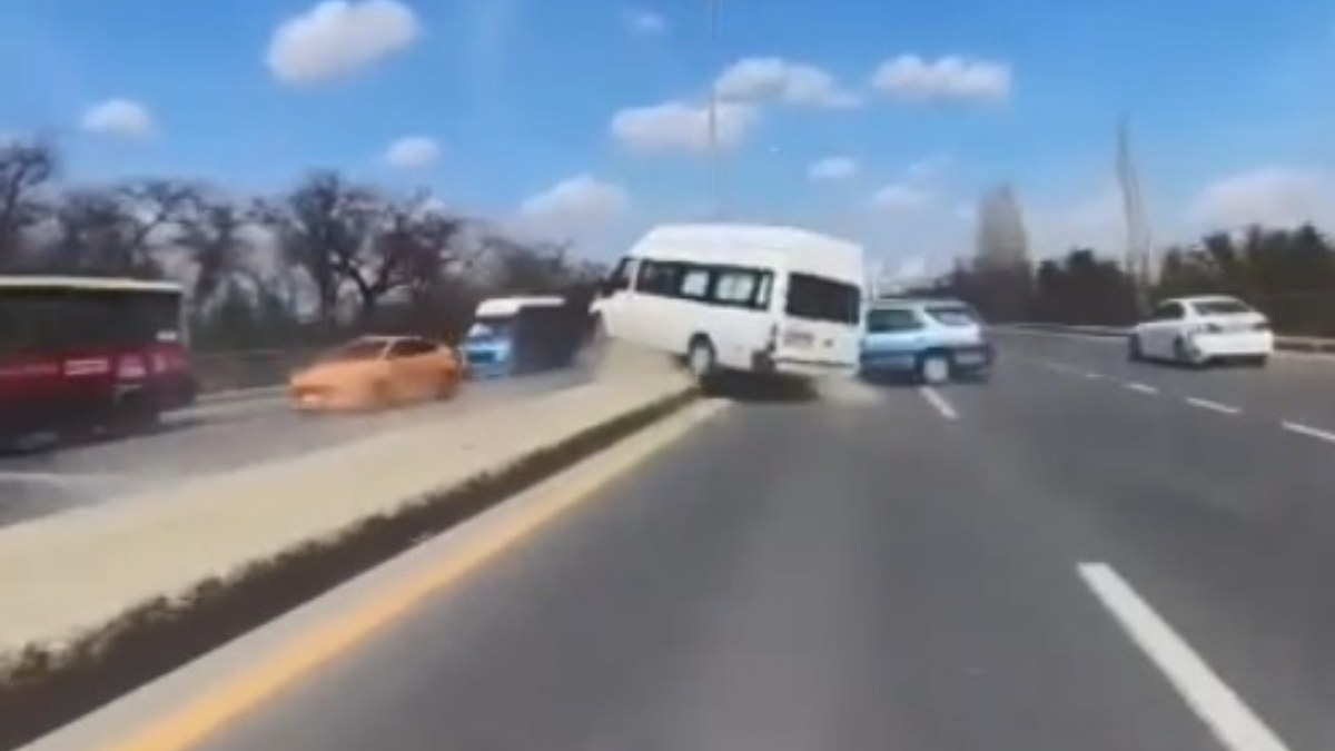 Ankara'da otomobilin çarptığı minibüs karşı şeride geçti