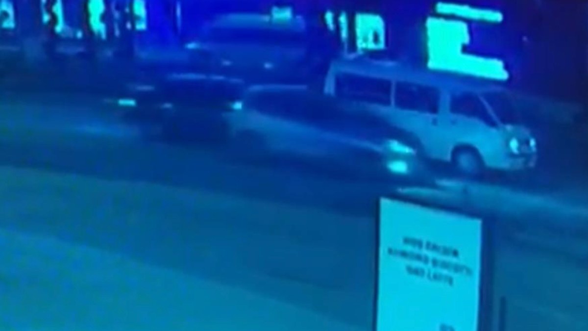 Düzce'de kırmızı ışıkta bekleyen minibüse otomobil çarptı