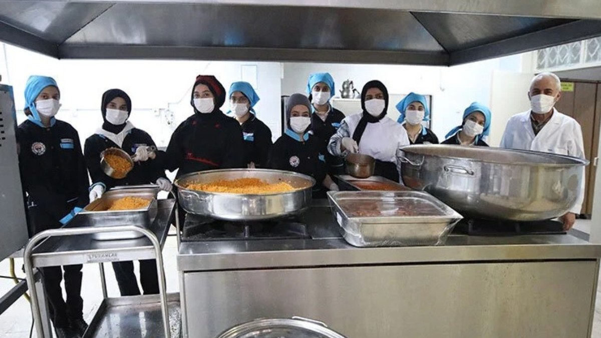 Elazığ'da anaokulu öğrencilerinin yemeğini kız meslek liseliler yapıyor