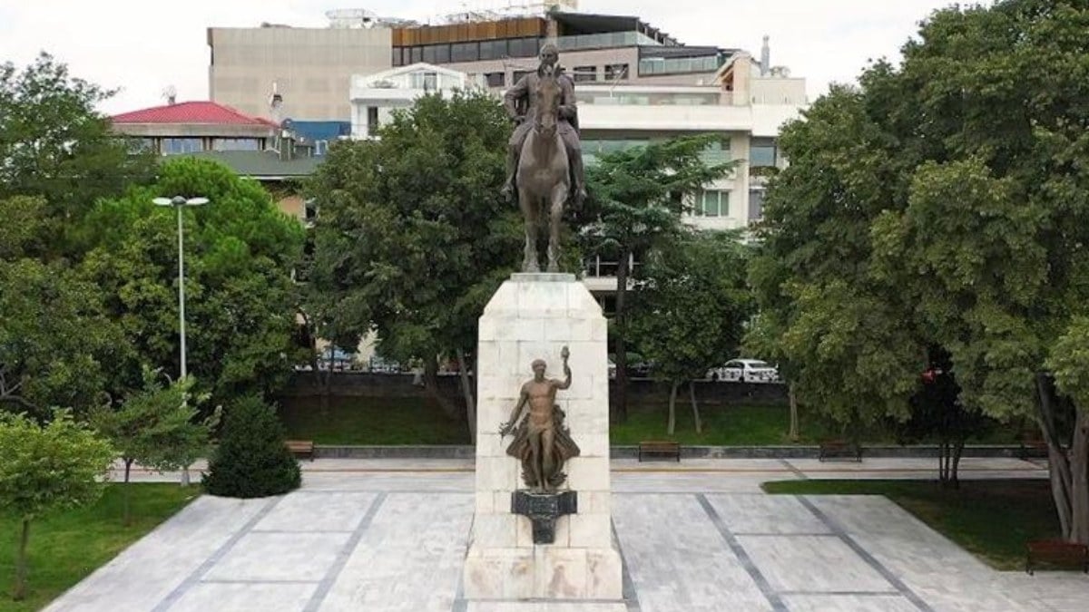 Sultan Abdülaziz’in cami temeli üzerine dikilen İsmet İnönü heykelini İBB koruma altına aldı