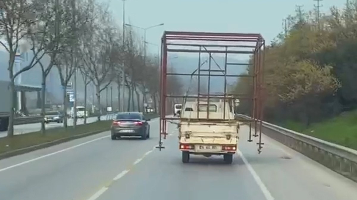 Bursa'da yüklü kamyonetin tehlikeli yolculuğu