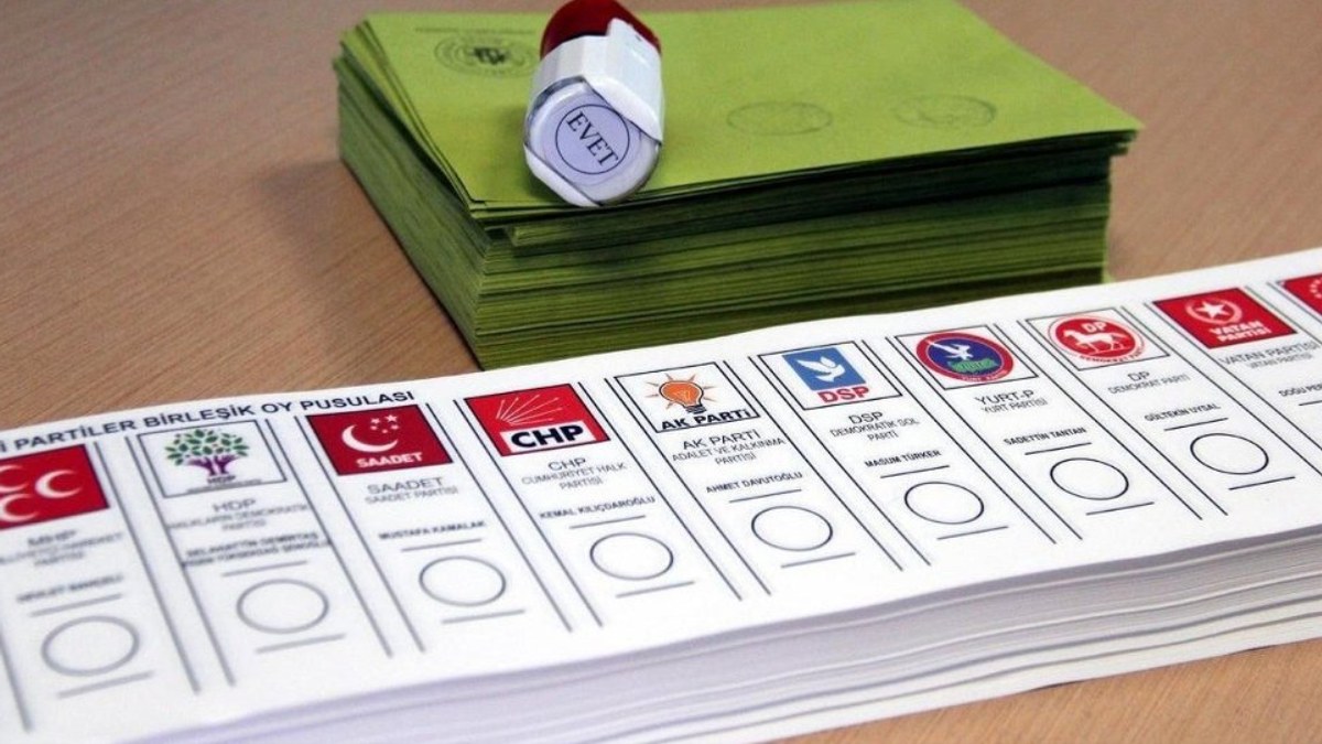Yerel seçimde oy pusulası nasıl katlanır? Pusula zarfı nasıl kapatılır, zarfı yapıştırmak gerekir mi?