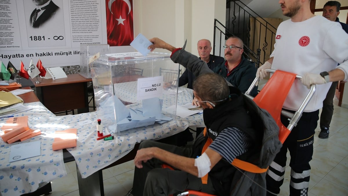 Edirne'den Kars'a sandık manzaraları: Hastalar oy kullanmaya ambulansla gitti