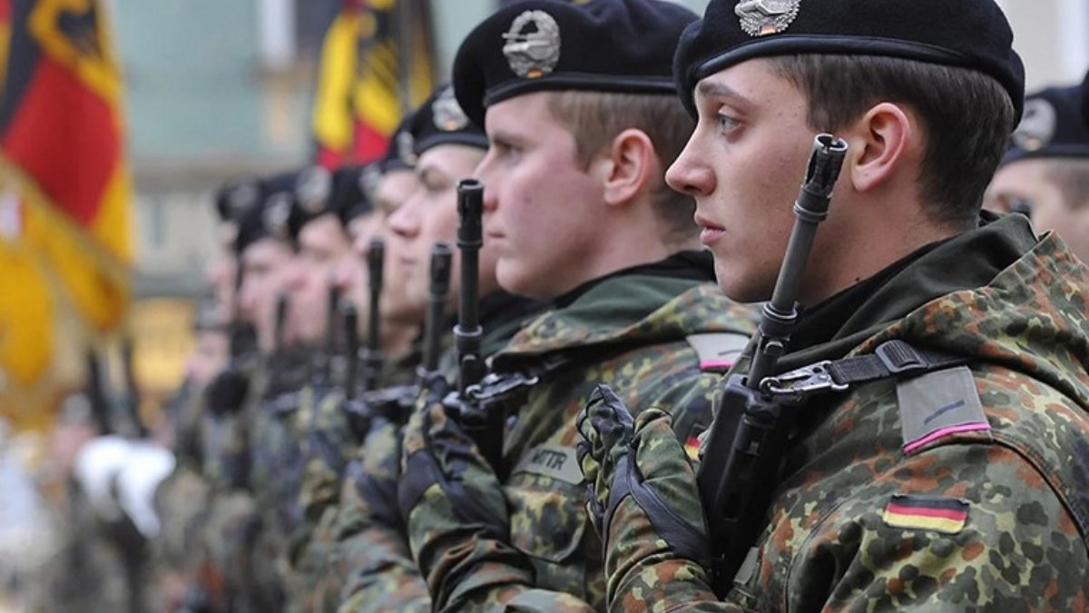 Almanya'da 1996 reşit olmayan genç, askere alındı