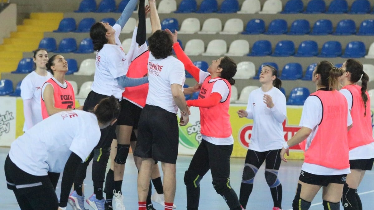 A Milli Kadın Hentbol Takımı'ndan Karadağ maçı öncesi çağrı