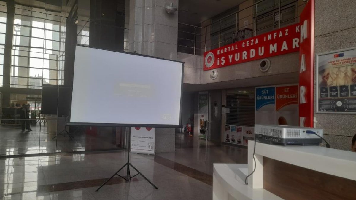 İstanbul Adalet Sarayı'na resmi sonuçlar için ekran kuruldu
