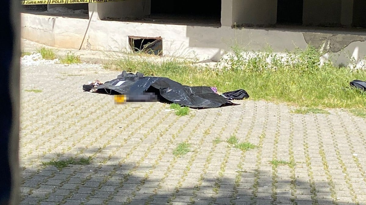 Adana'da hırsızlık yapan adam çarşafları sarkıtıp inerken öldü
