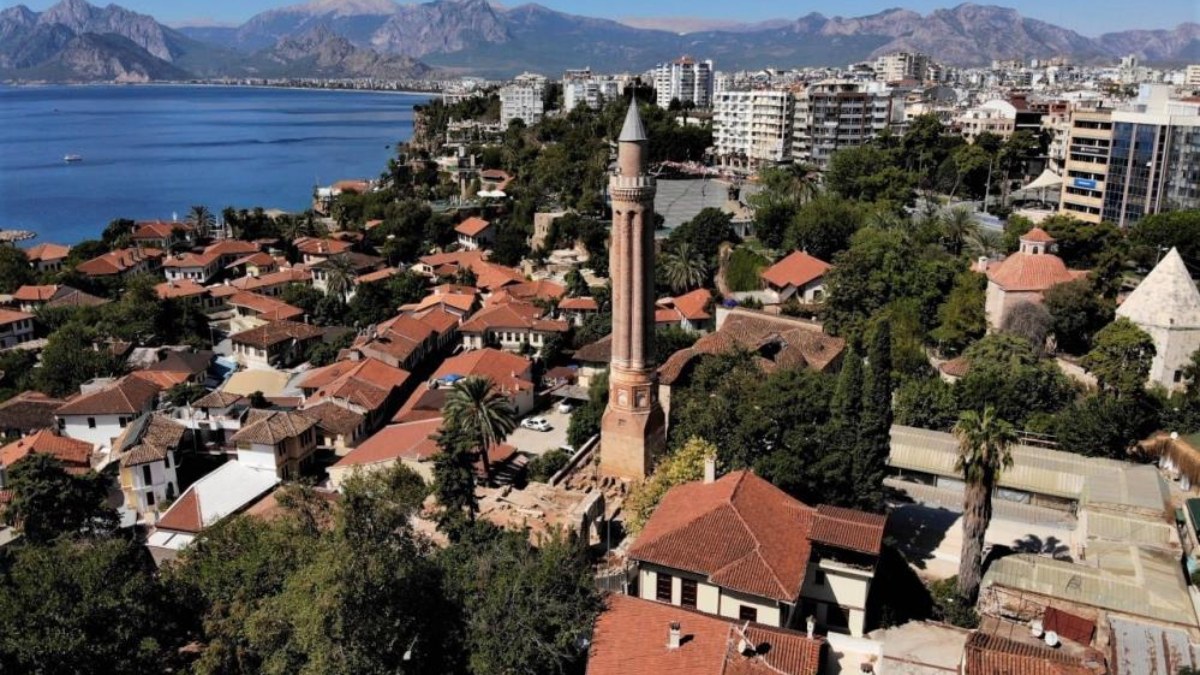 Antalya'da gece nüfusu 10 bine çıkan mahallenin muhtarı 43 oyla kazandı