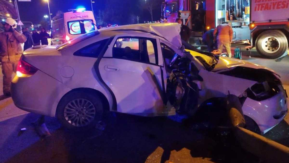 İstanbul Kadıköy'de otomobil direğe çarptı: 3 yaralı