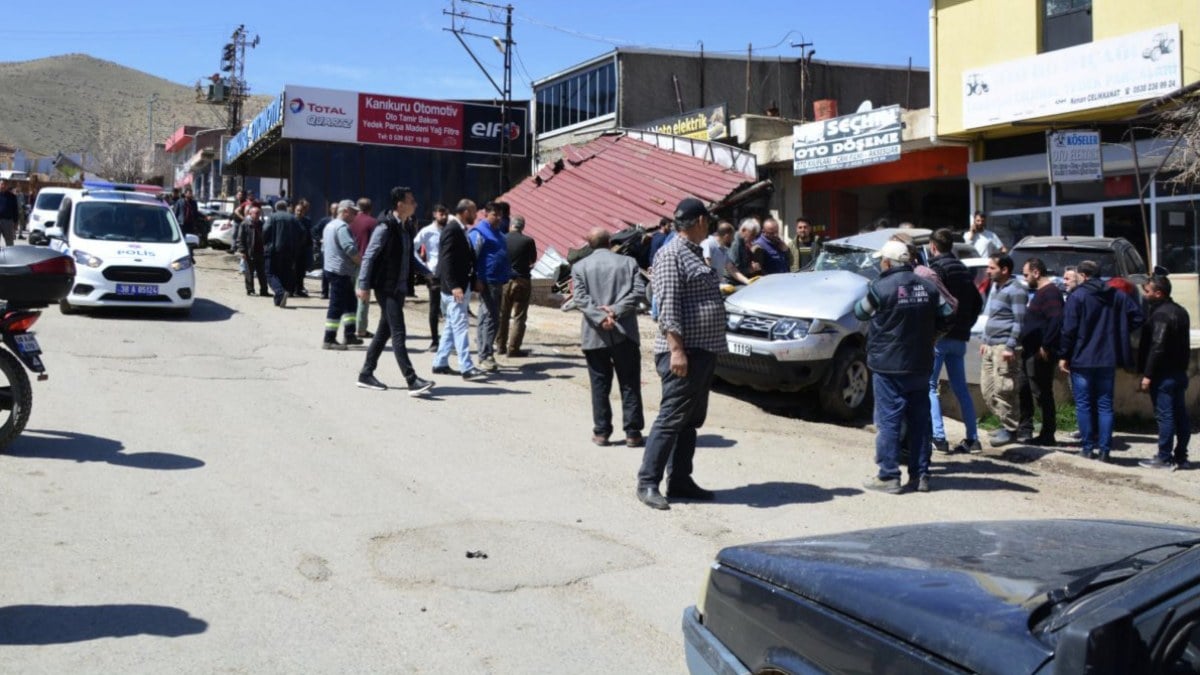 Kayseri'de kamyonun freni boşaldı: 10 araç ve 4 iş yerine çarparak durdu