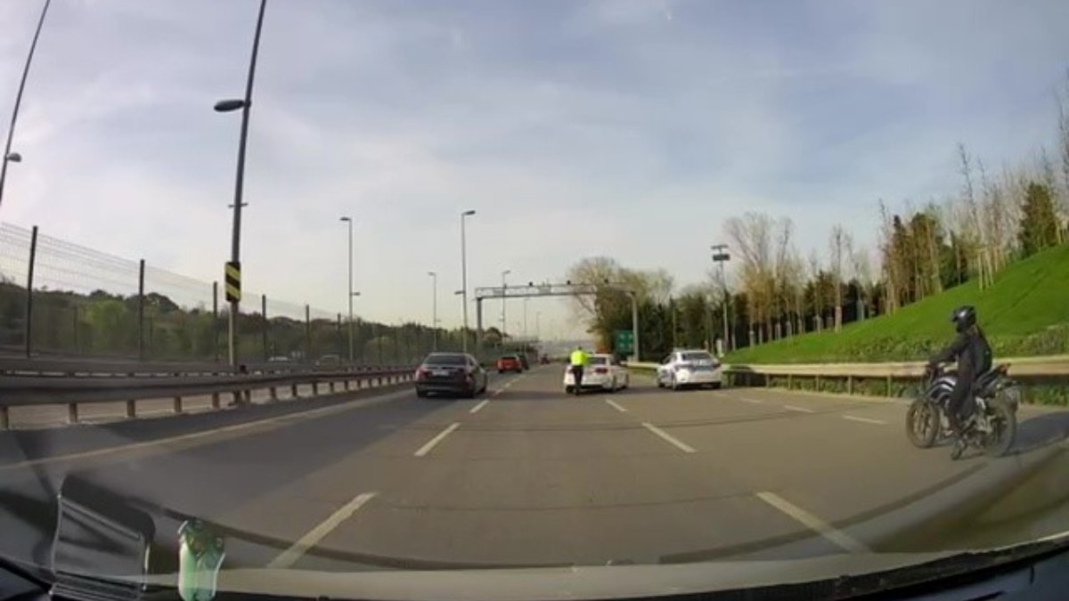 İstanbul'da yolda kalan araç sürücüsünün imdadına trafik polisi yetişti