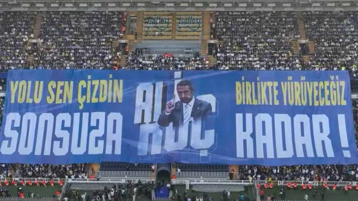 Fenerbahçe tribünlerinden Ali Koç için pankart