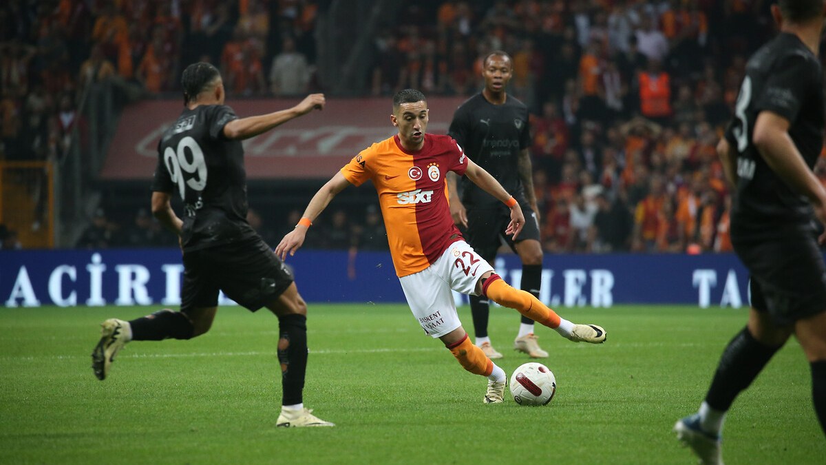 Galatasaray'da Hakim Ziyech oyundan çıkarken sinirlendi