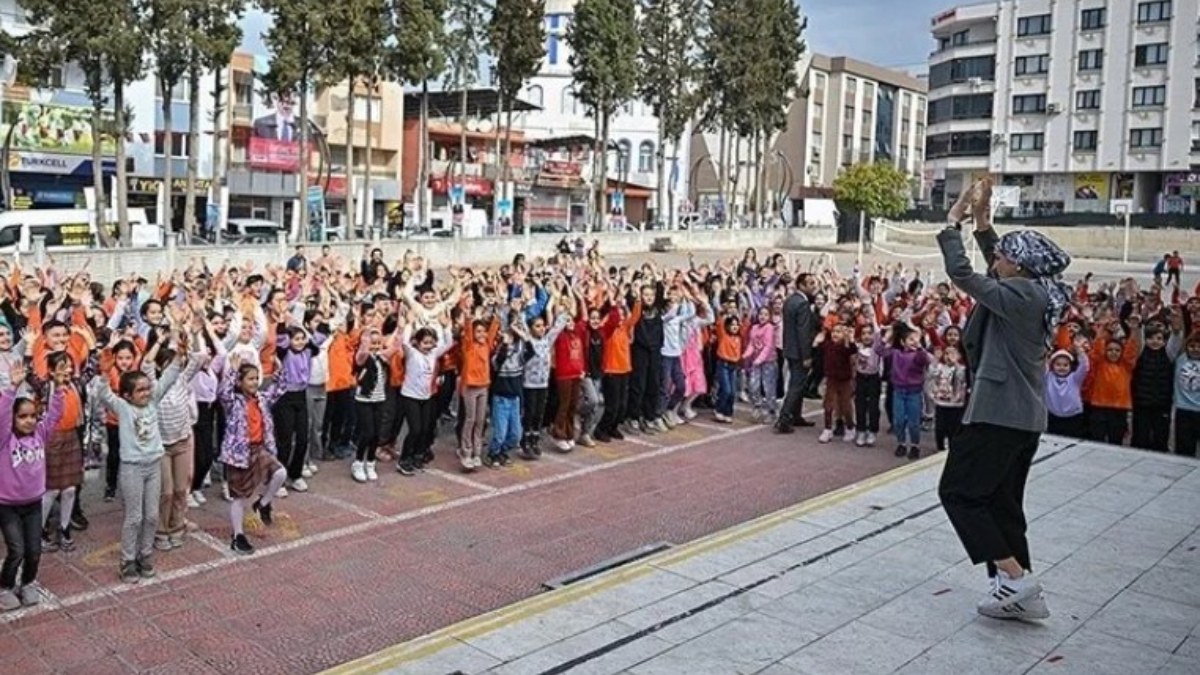 İzmir'de öğrencilerin derse geç kalma alışkanlığına zumba çözümü
