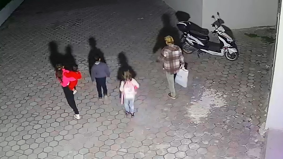 Adana'da 9 yaşındaki çocuğa parkta hırsızlık yaptırdı