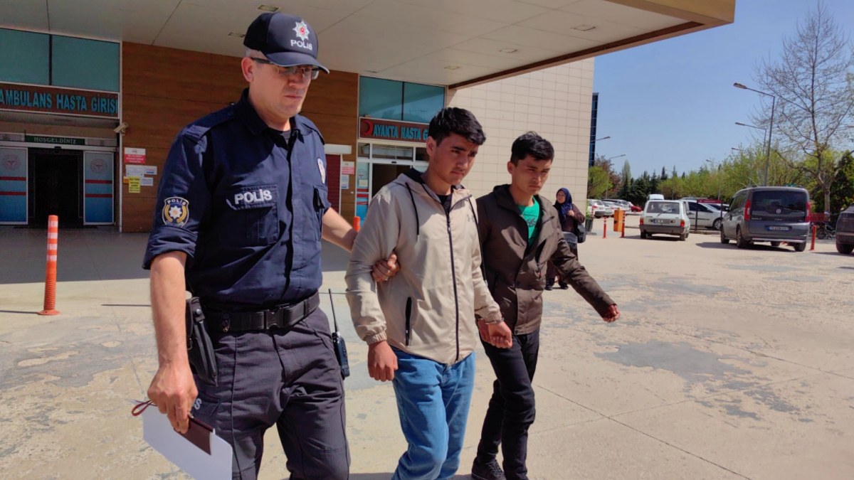 Bursa'da İran uyruklu 2 şüpheli sahte pasaportla yakalandı