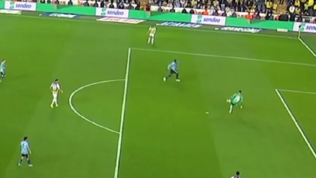 Fenerbahçe'de İrfan Can Eğribayat'tan büyük hata! Balotelli golü attı