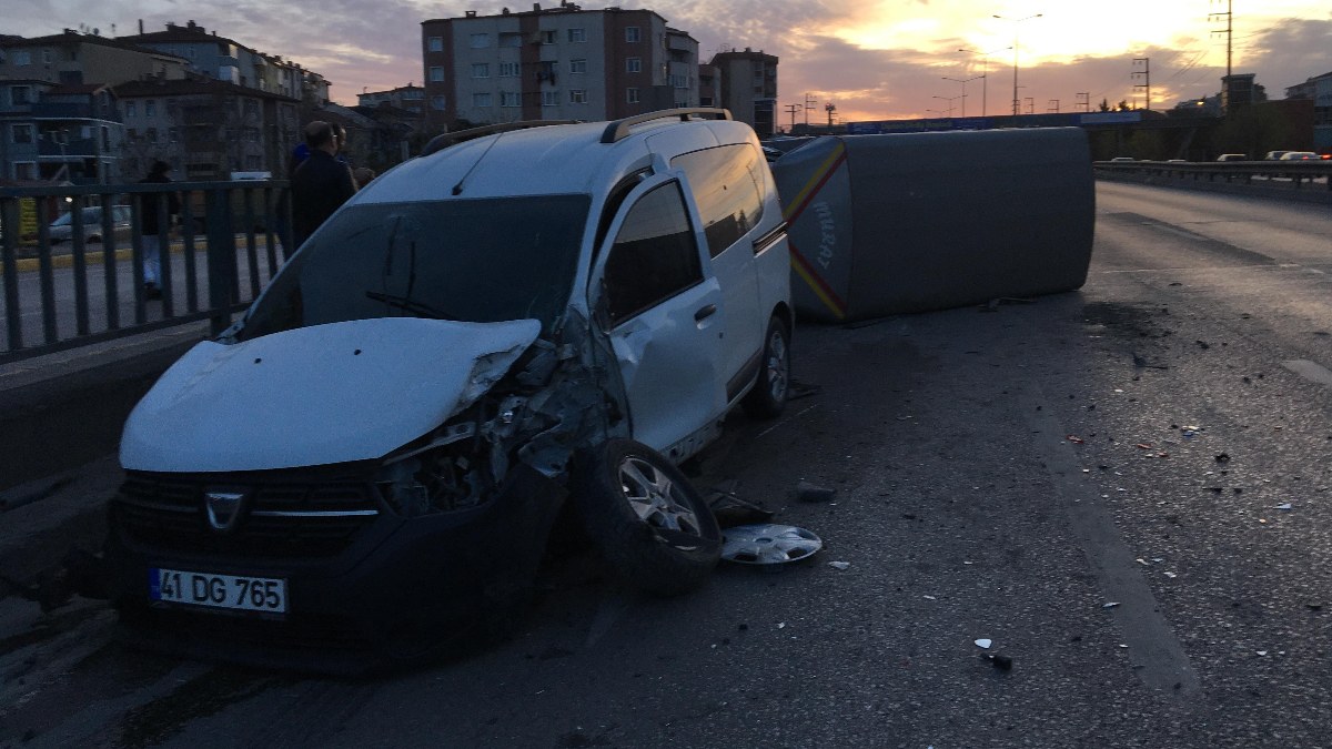 Kocaeli'de hafif ticari araçla çarpışan kamyonet devrildi: 2 yaralı