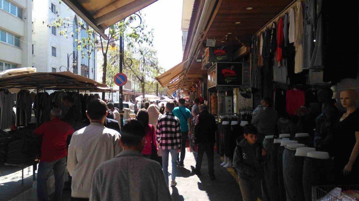 Diyarbakır’da çarşı pazarda bayram hareketliliği başladı