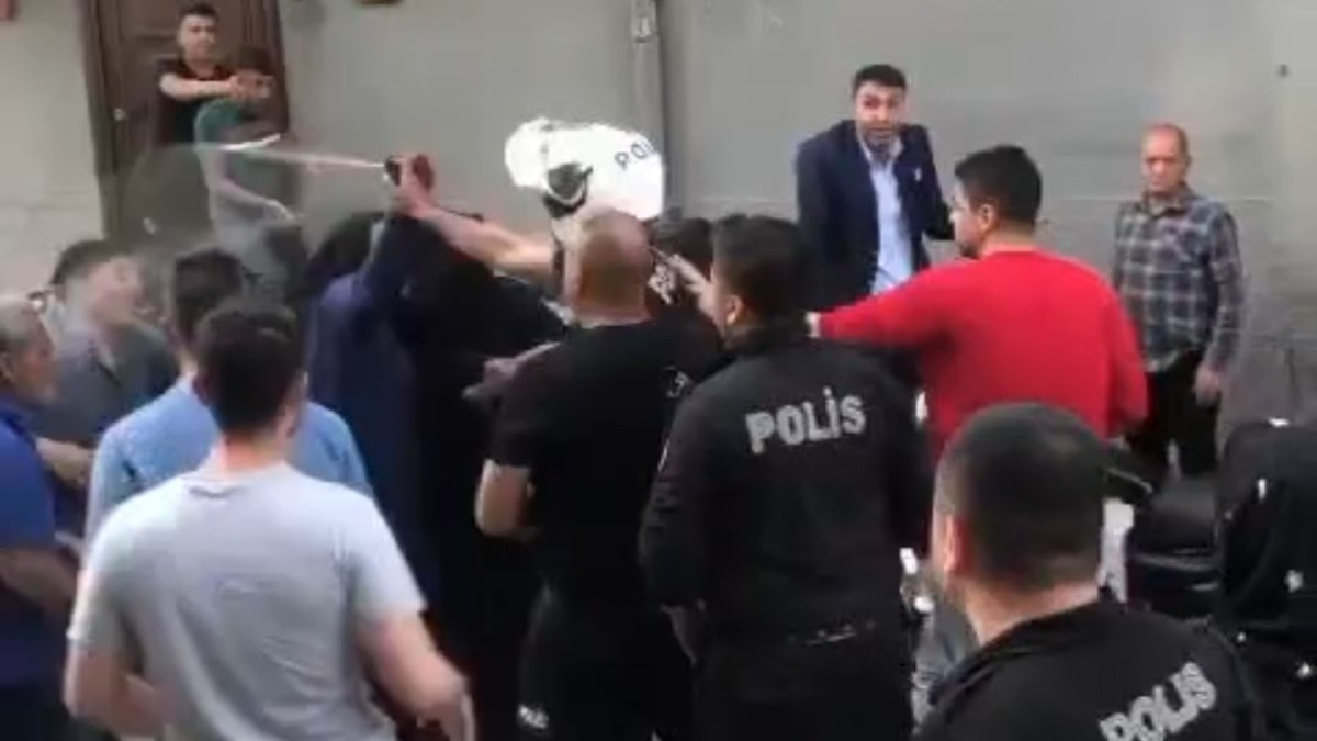 Adana'da muhtar seçimi kavgasına polisten coplu müdahale