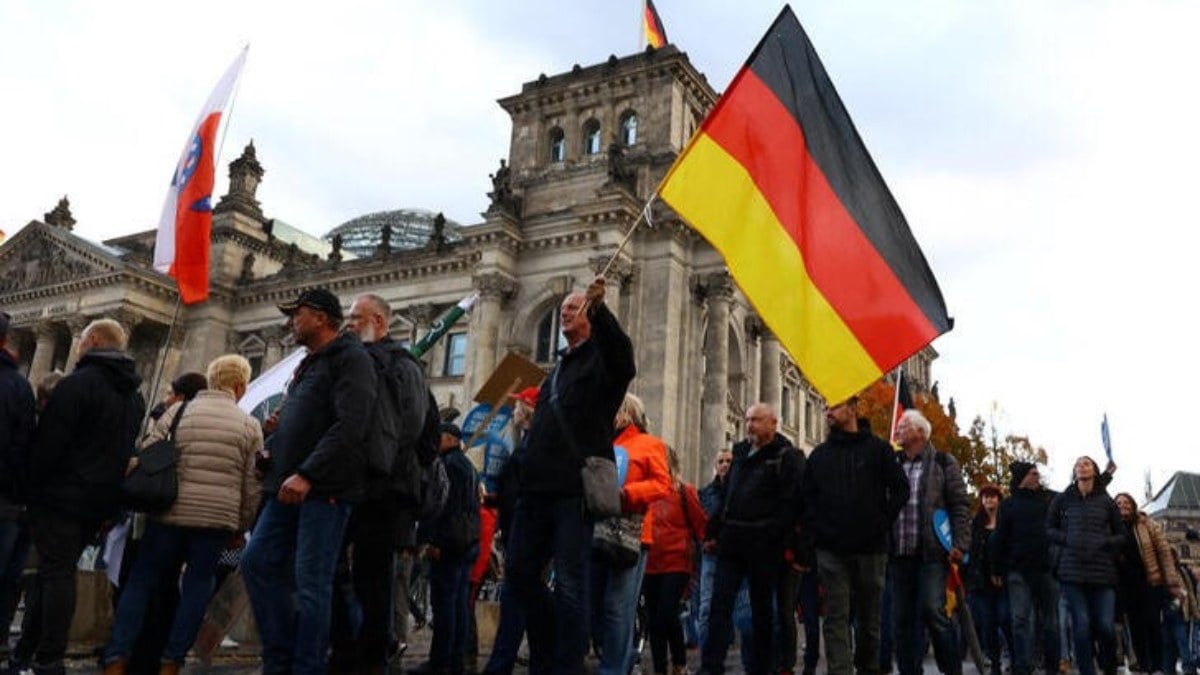 Almanya'da aşırı sağ şüphesi: 400 polis mercek altında