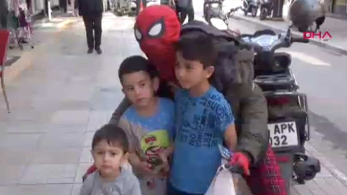 Hatay'da depremzede çocuklar yerli Örümcek Adam ile buluştu