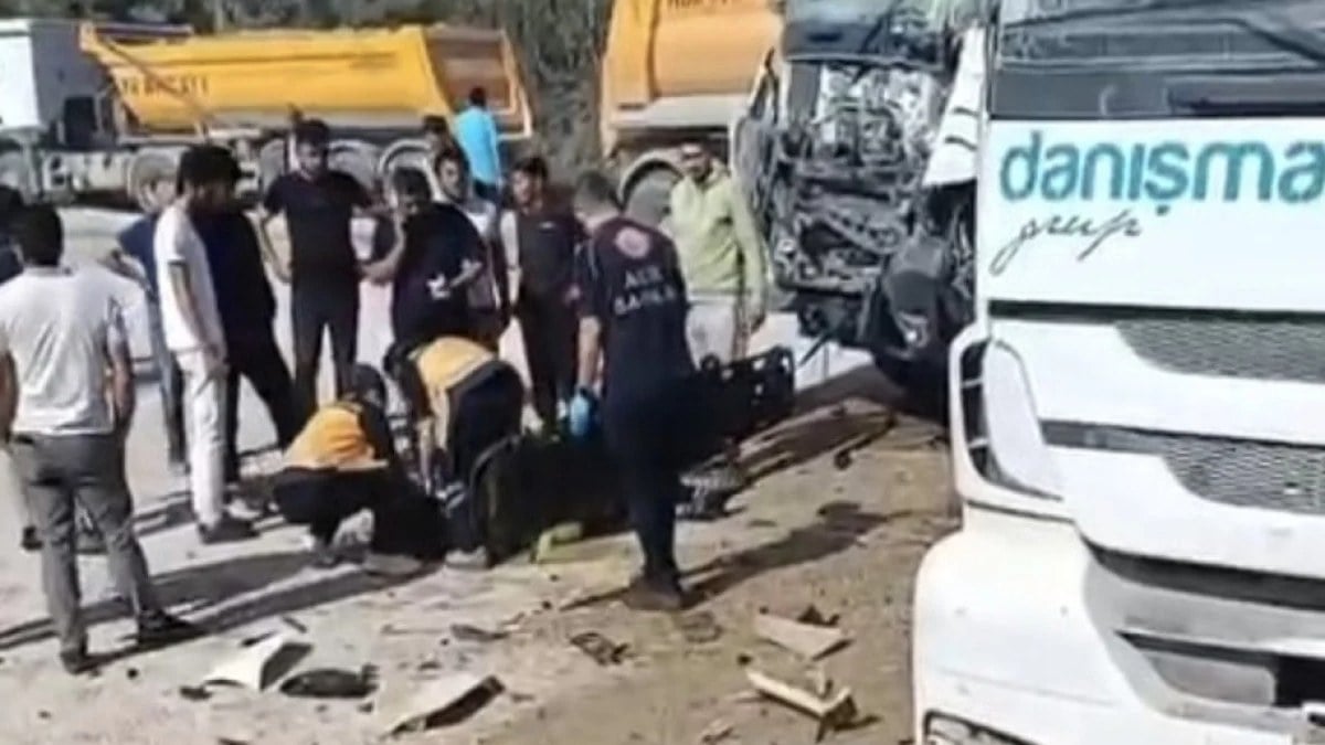 Bursa’da 2 hafriyat kamyonu kafa kafaya çarpıştı: 1'i ağır, 2 yaralı