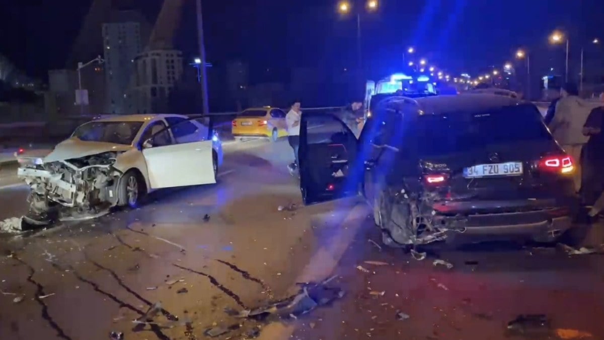 İstanbul Ataşehir'de otomobilin cipe arkadan çarptığı kazada 1'i ağır 2 kişi yaralandı