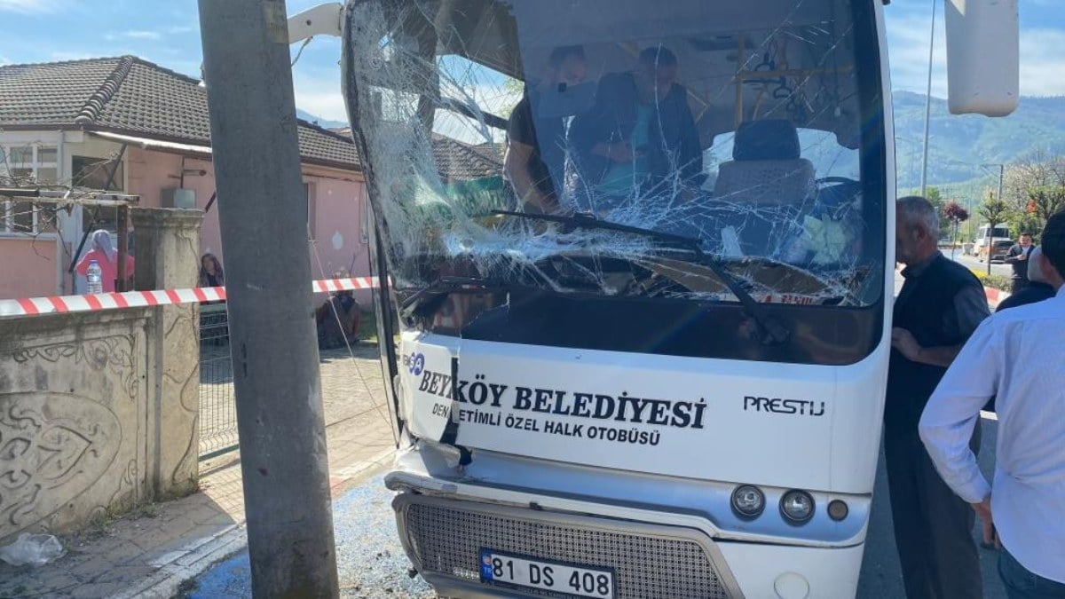 Düzce'de halk otobüsü, aydınlatma direğine çarptı: 16 yaralı