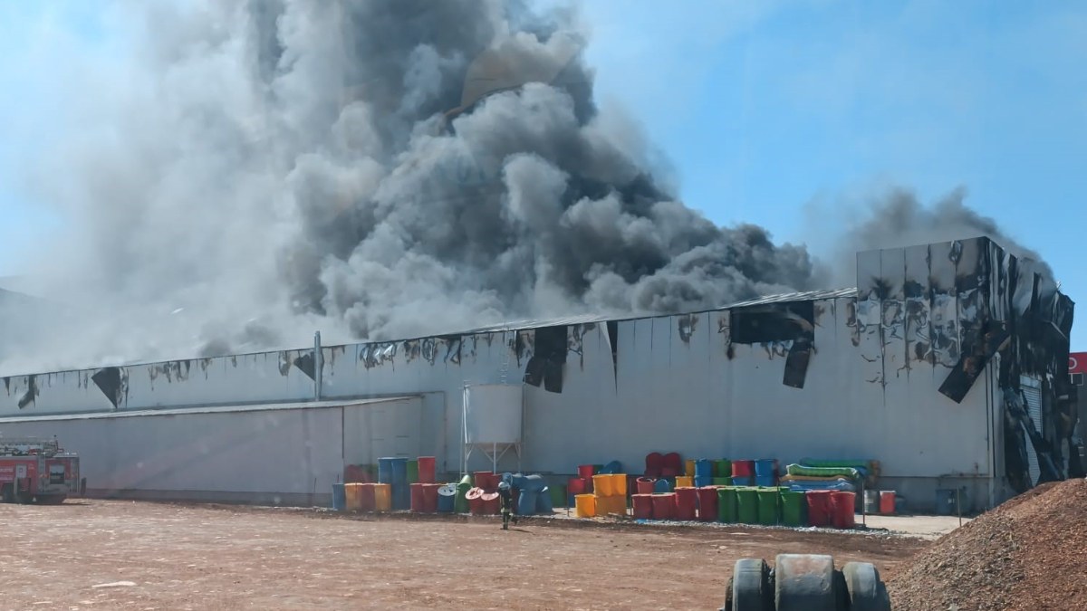 Burdur'da çocuk parkı malzemeleri fabrikasında çıkan yangın kontrol altına alındı