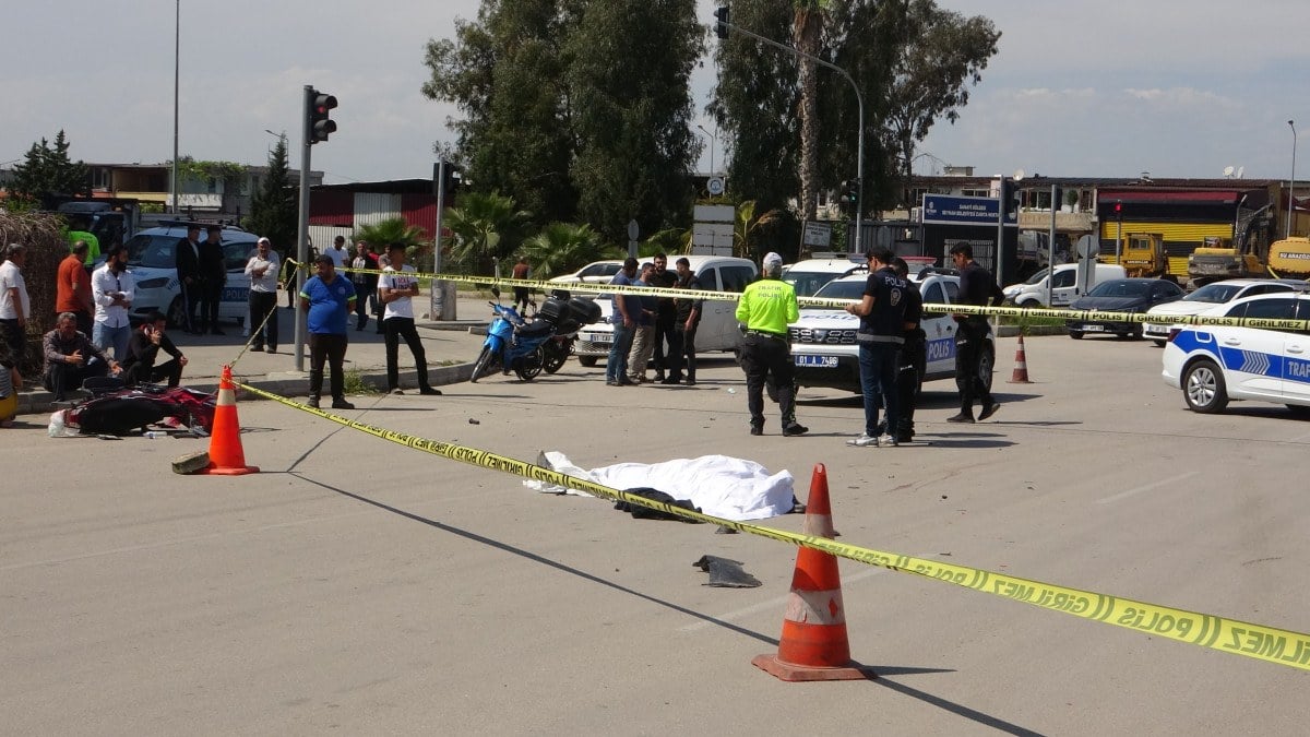 Adana'da otomobil ile çarpışan motosikletin sürücüsü öldü: Yakınları gözyaşı döktü