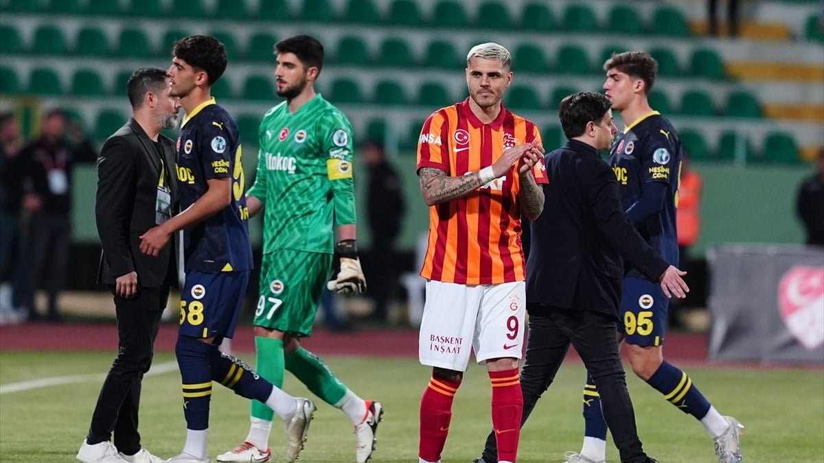 Galatasaraylı futbolcular, Fenerbahçeli gençleri alkışladı