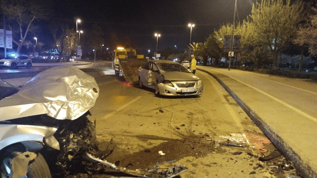 İstanbul'da karşı yönlerden gelen 2 otomobil çarpıştı