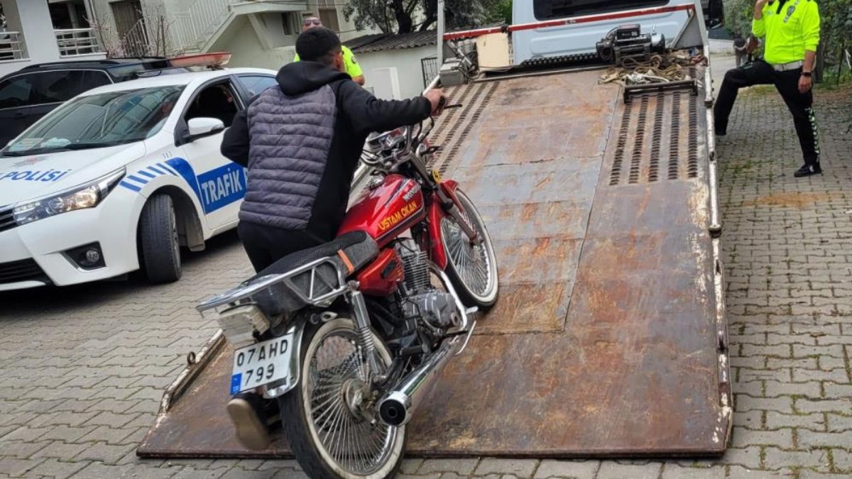 Antalya'da 15 yaşındaki motosiklet sürücüsü polise yakalandı