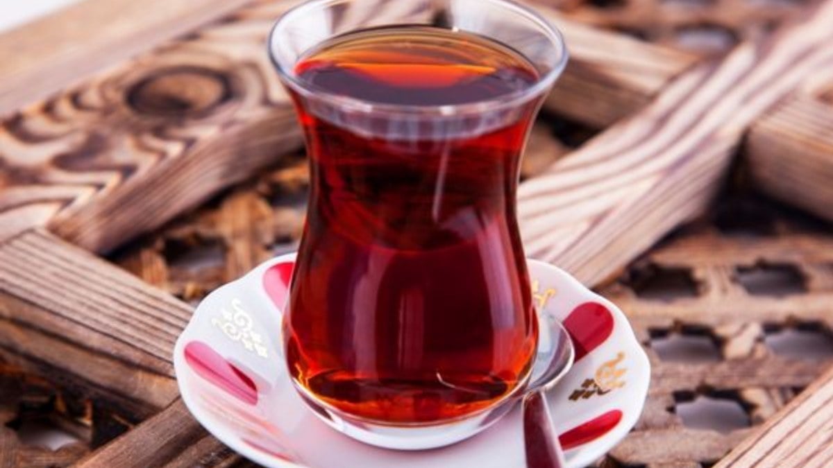 Çay tiryakileri dikkat! Demlerken yapılan bu hata böbreklere de mideye de zarar veriyor…