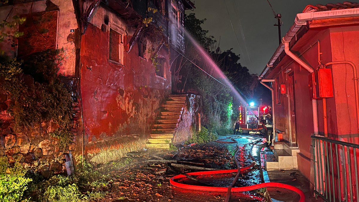 Kocaeli'de 2 katlı metruk ev alev alev yandı