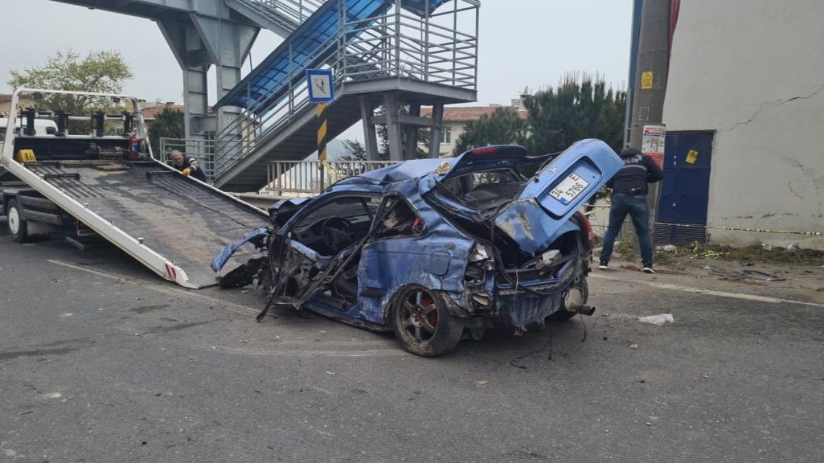 Zonguldak'ta otomobil, trafo binasına çarptı: 1 ölü 1 yaralı